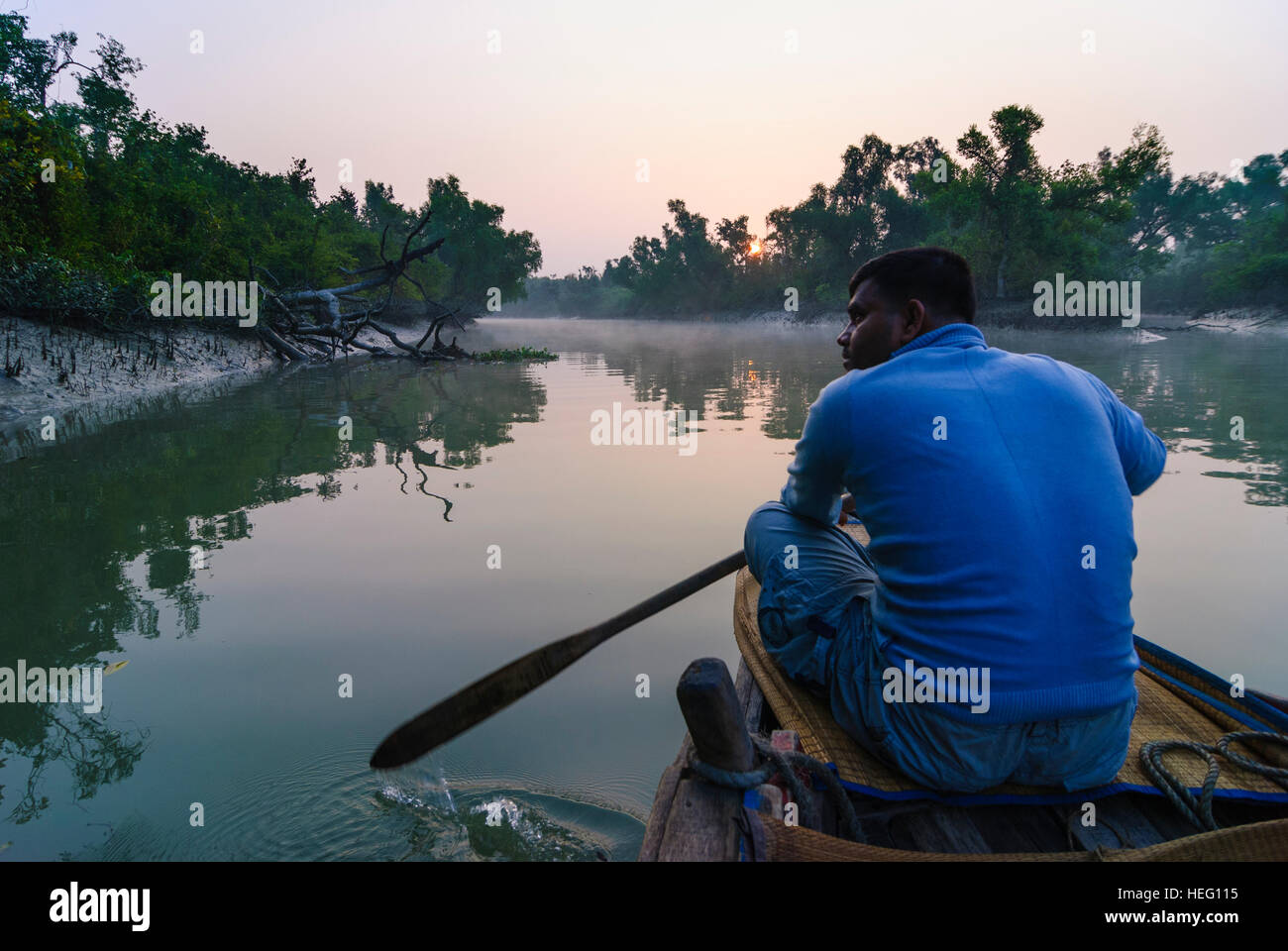 Parc national des Sundarbans : Mangrove et bateau avec les touristes, division de Khulna, Bangladesh Banque D'Images