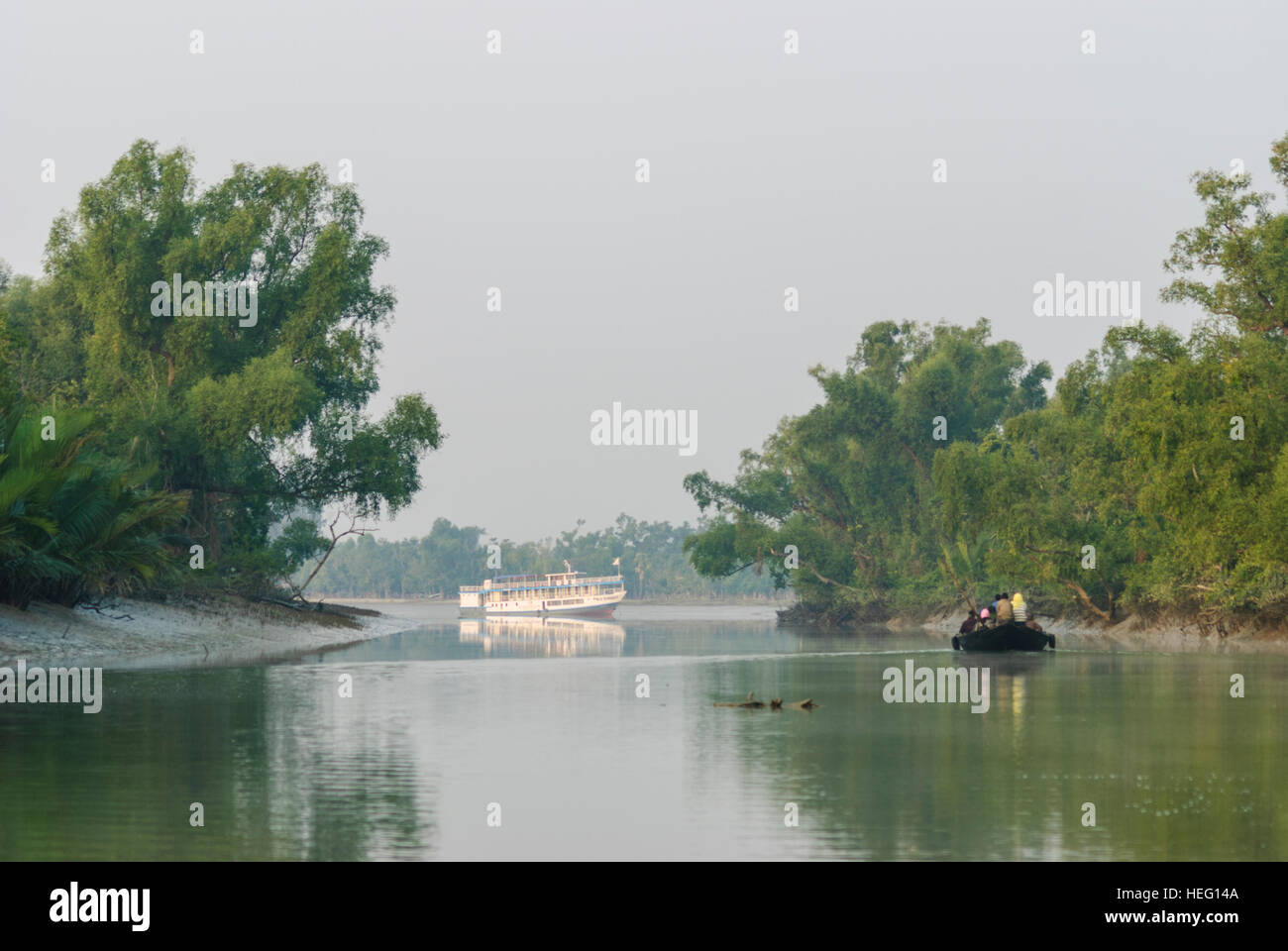 Parc national des Sundarbans : Mangrove et bateau avec les touristes sur la façon de le navire de croisière, division de Khulna, Bangladesh Banque D'Images