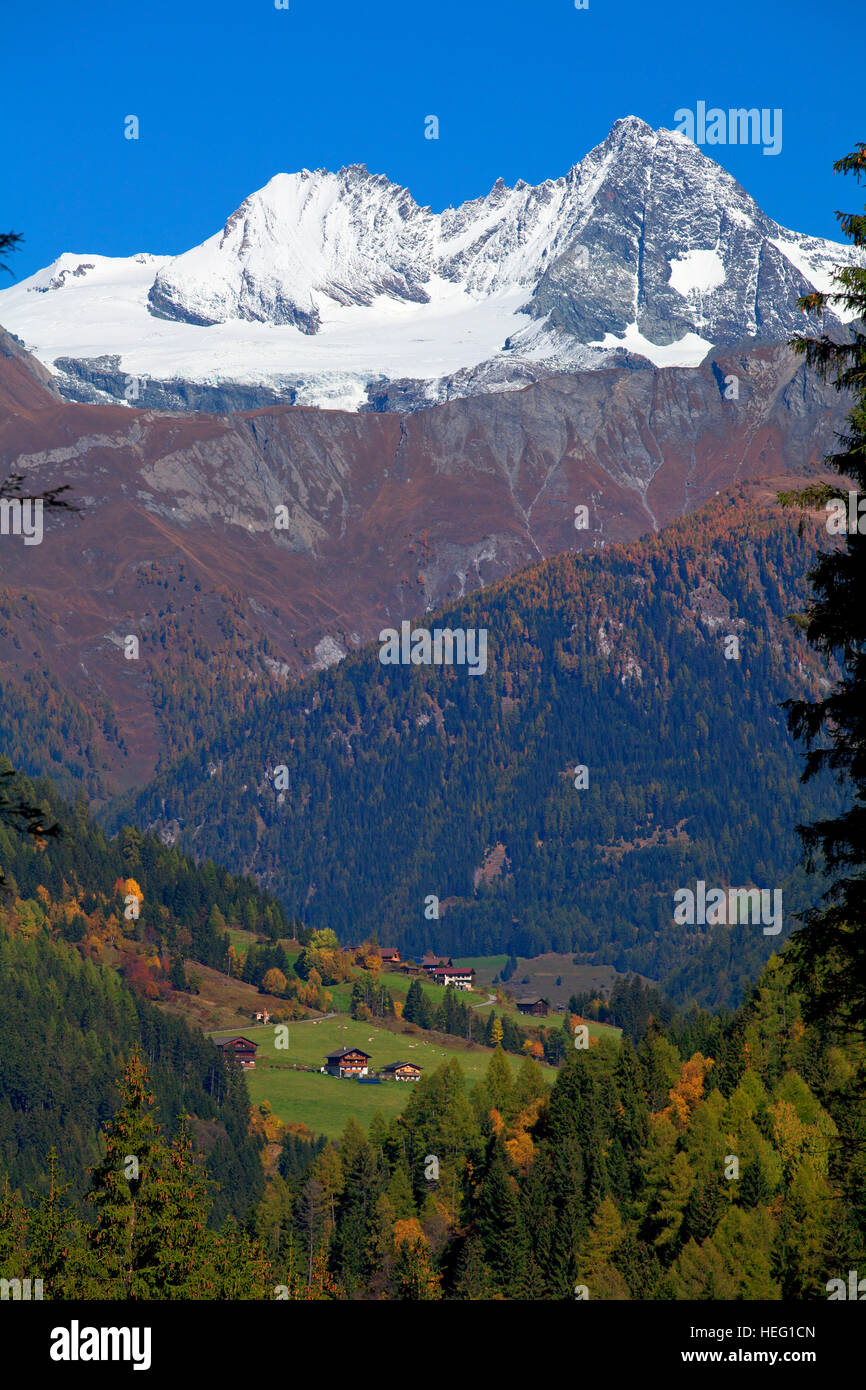 Autriche, Tyrol, Kals (village) avec GroÃŸglockner (montagne) Banque D'Images