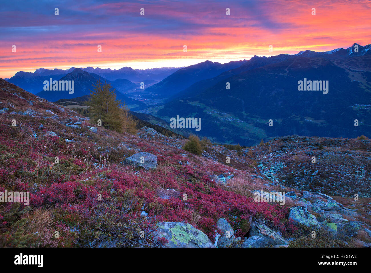Autriche, Tyrol, Oberinntal (région) à proximité de Imst, Red sky sur le Venetalm (ALP) Banque D'Images