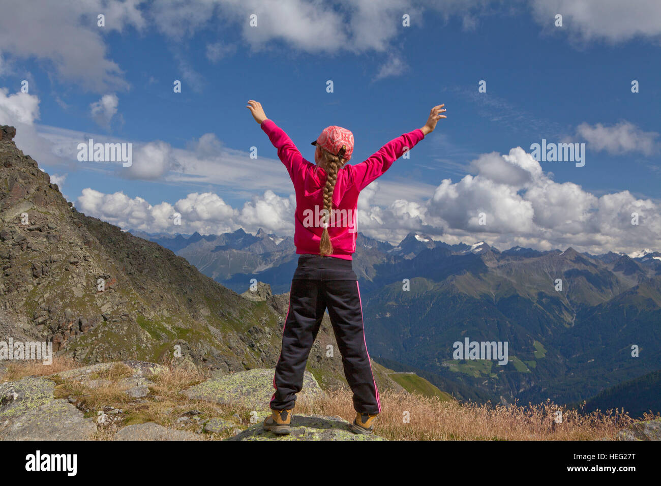 Österreich, Tyrol, Serfaus, Mädchen beim Bergwandern, modèle libération Banque D'Images