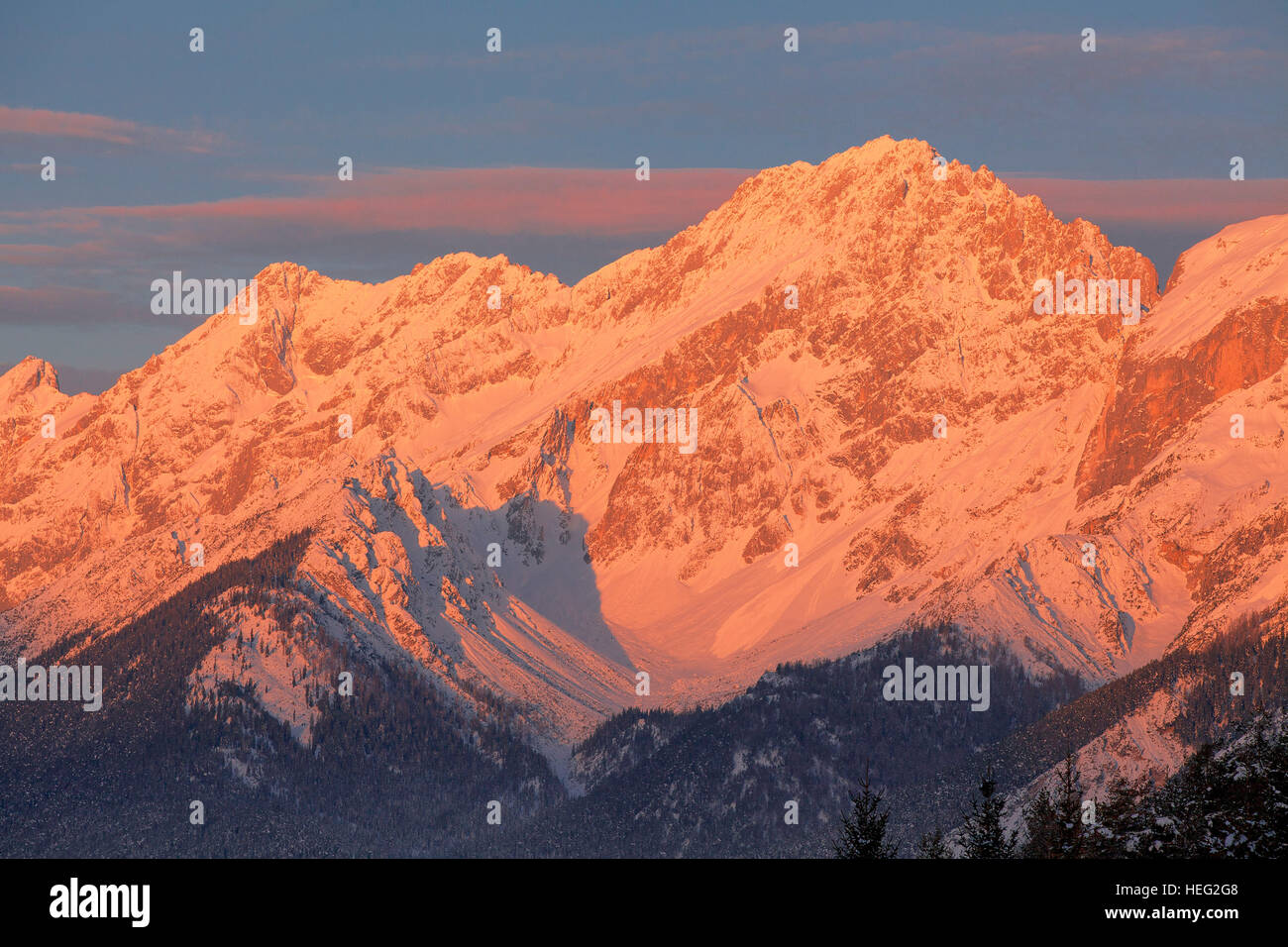 Autriche, Tyrol, de montagnes de Wetterstein (), Hochplattig (montagne) dans la lumière du matin Banque D'Images