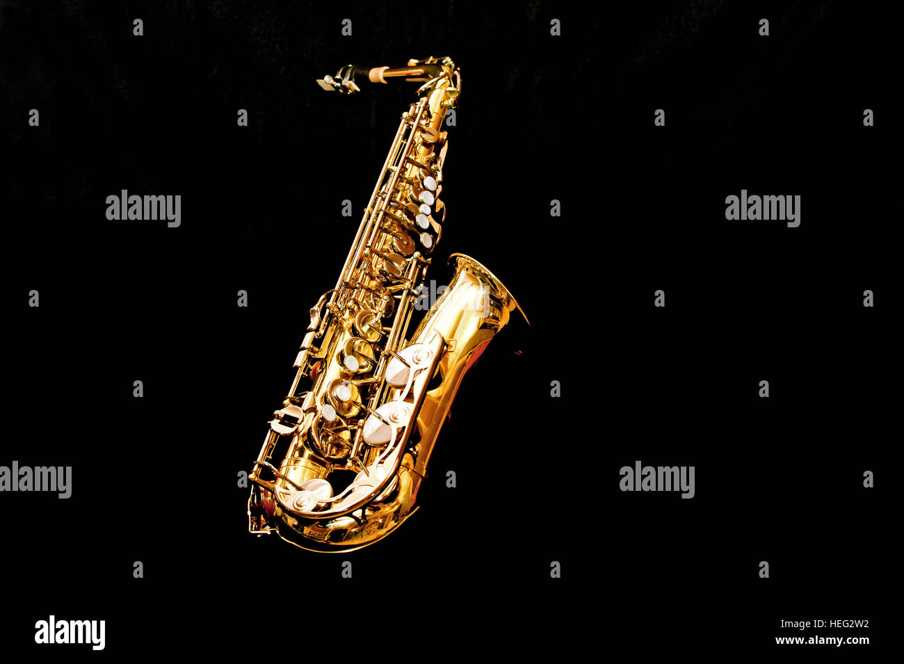 La belle de la réflexes de cuivres saxophone alto un contraste agréable avec le fond noir Banque D'Images
