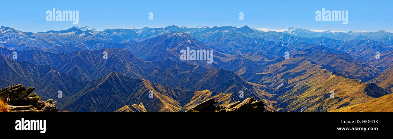 Vue panoramique depuis le sommet de Ben Lomond à des pointes de Alpes du Sud, région de l'Otago, Queenstown, île du Sud, Nouvelle-Zélande Banque D'Images