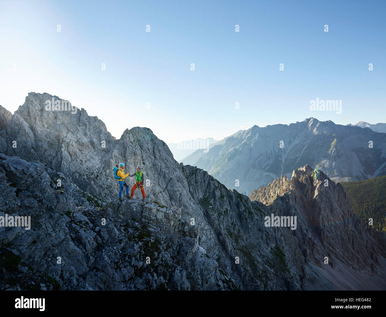 Deux alpinistes sur une via ferrata, Karwendel, la chaîne de l'Inntal, Tyrol, Autriche Banque D'Images