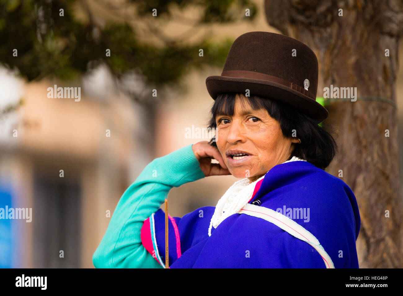 Les populations autochtones, Guambiano femme portant un costume traditionnel, Guambiano marché indigène, Silvia près de Popayan, Cauca, Colombie Banque D'Images