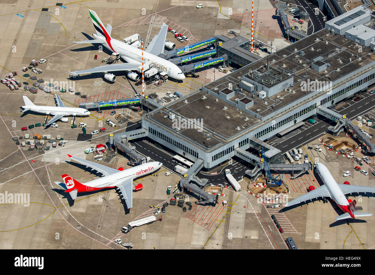 Vue aérienne, l'aéroport de Düsseldorf, A6-EDS Unis Airbus A380-861 à la porte, pont d'embarquement des passagers, Düsseldorf, Rhénanie Banque D'Images