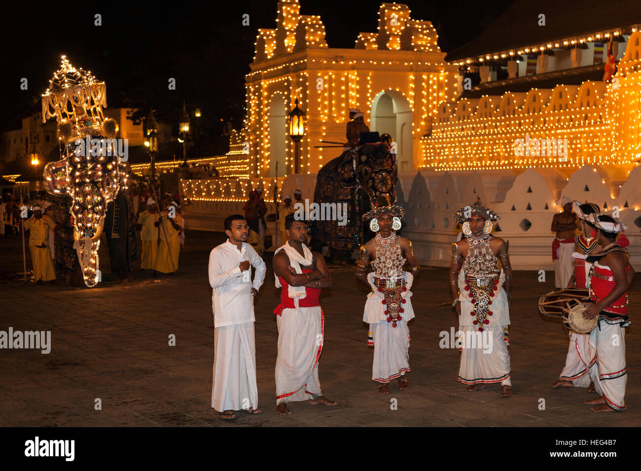 Danseurs de Kandy et décoré d'éléphants, Esala Perahera festival bouddhiste, le Sri Dalada Maligawa ou Temple de la Dent Sacrée Banque D'Images