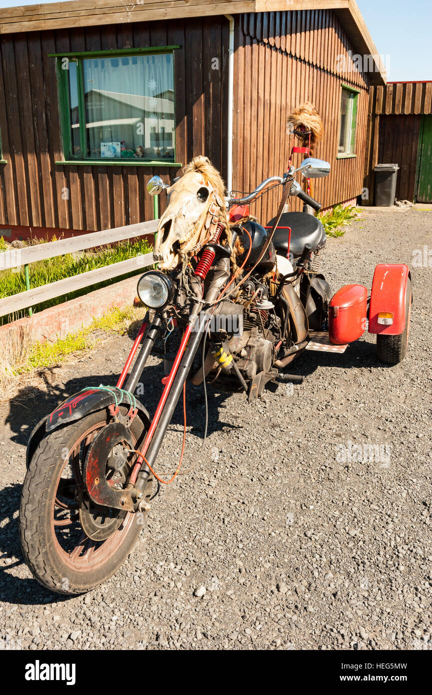 Une moto à trois roues / chopper sur mesure, moto ornée d'un crâne de cheval et de perruques. Banque D'Images