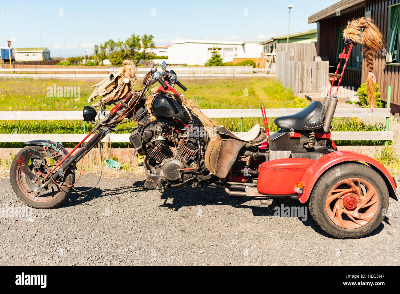 Une moto à trois roues / chopper sur mesure, moto ornée d'un crâne de cheval et de perruques. Banque D'Images