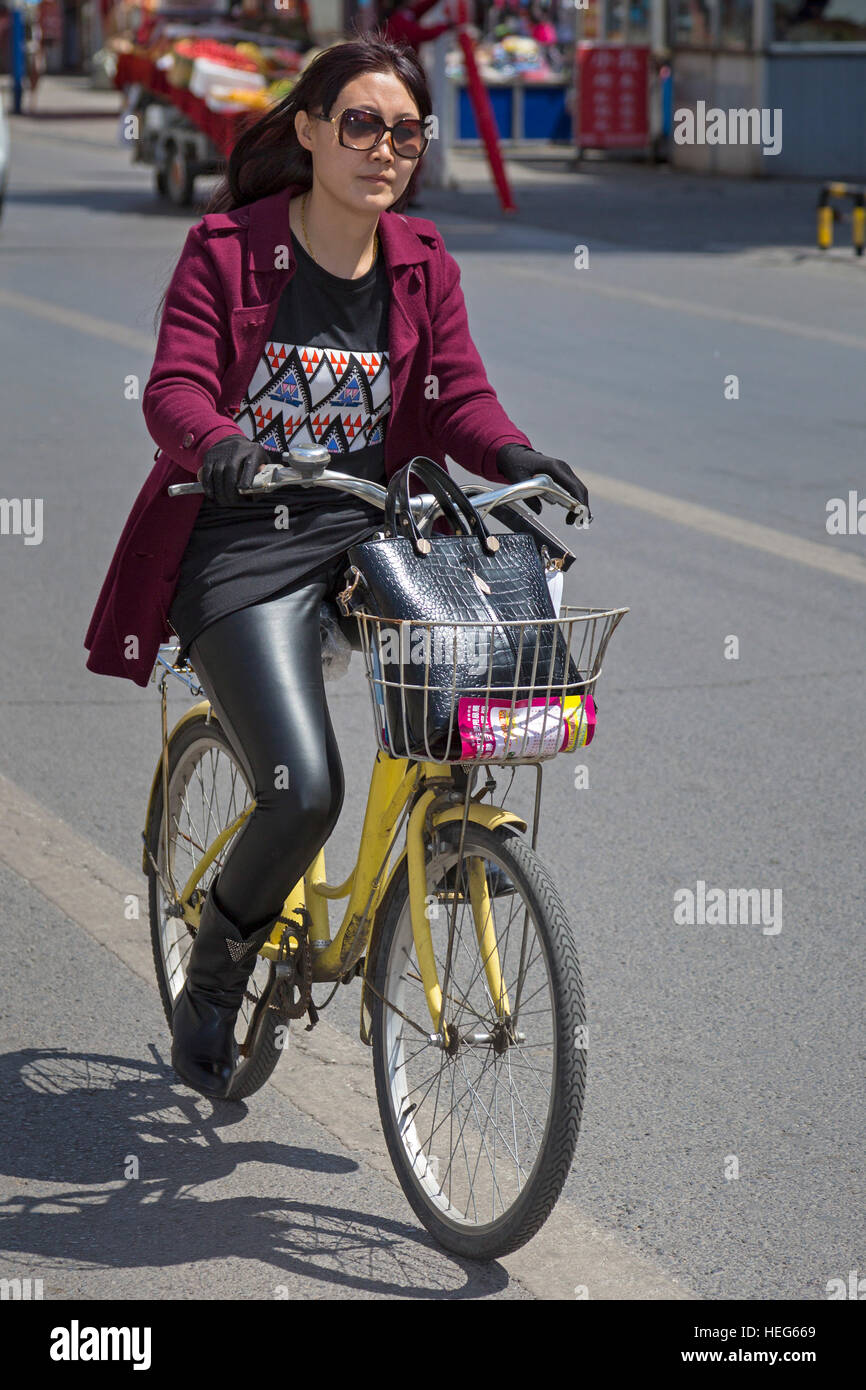 Femme chinoise à vélo dans Shizuishan,Ningxia,,Chine Banque D'Images