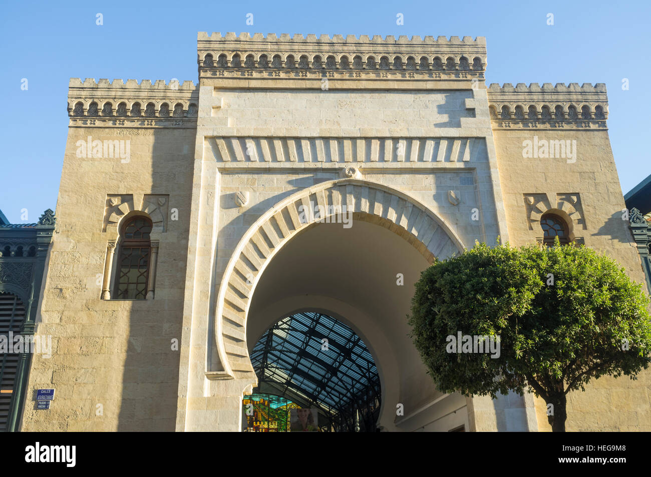 Entrée principale du marché Atarazanas de Malaga, Andalousie, Espagne Banque D'Images
