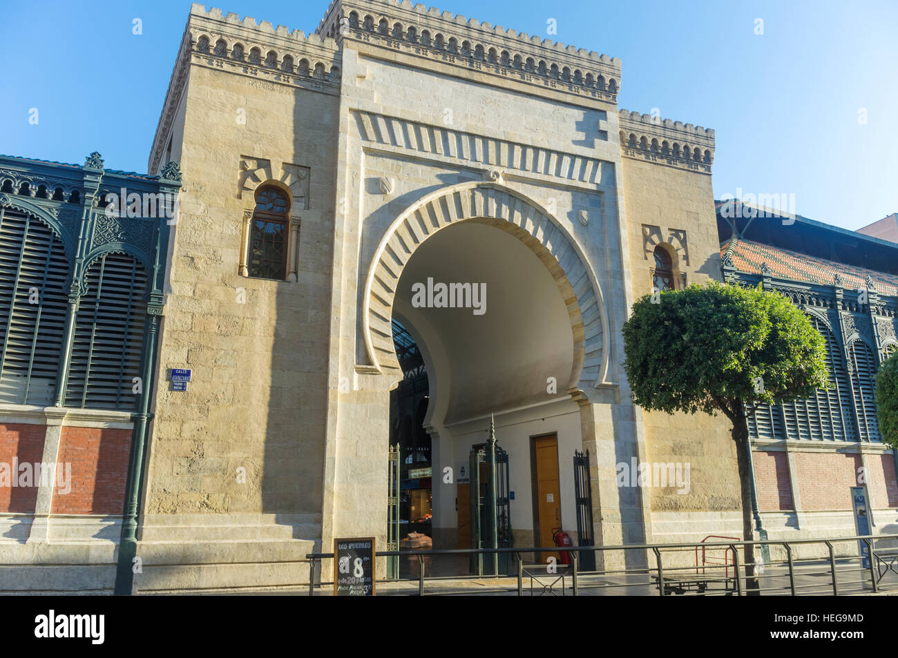 Entrée principale du marché Atarazanas de Malaga, Andalousie, Espagne Banque D'Images
