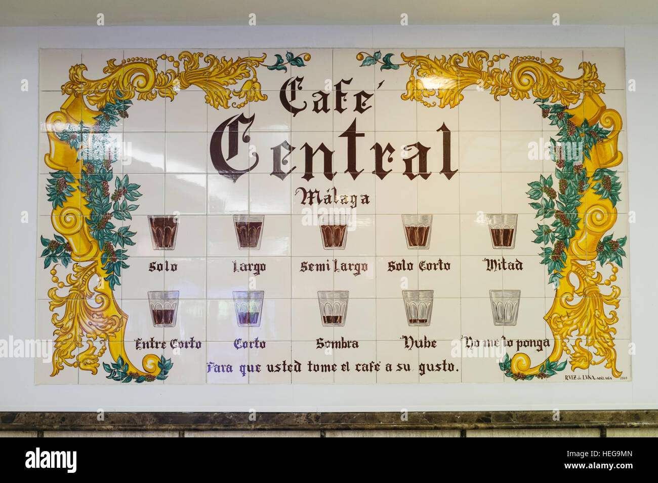 Carreaux de céramique murale montrant différentes façons de servir le café au Café Central, Malaga, Andalousie, Espagne Banque D'Images