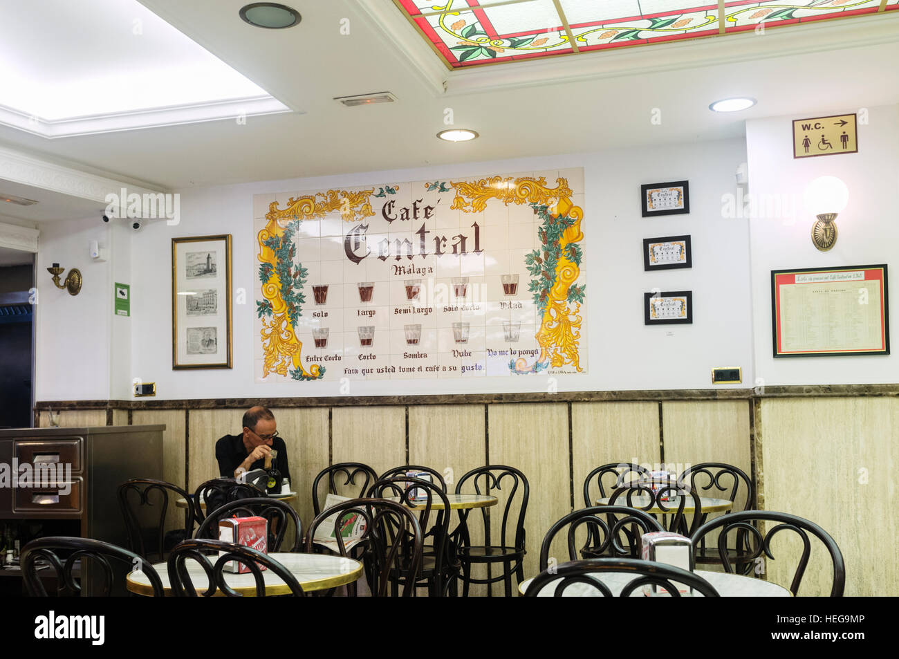 Petit-déjeuner à Cafe Central avec des carreaux de céramique murale montrant différentes façons de servir le café. Cafe Central, Malaga, Andalousie, Espagne Banque D'Images