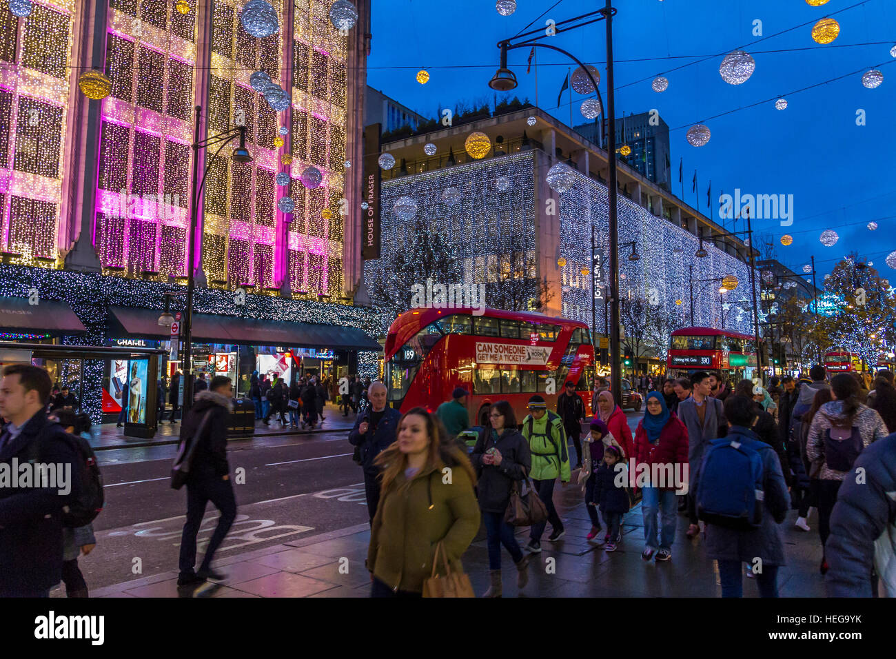 Les clients de Noël sur une rue animée d'Oxford St dans le West End de Londres, Londres, Royaume-Uni Banque D'Images