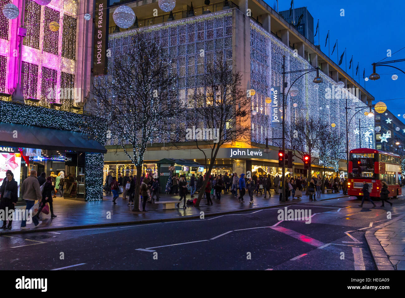 Des foules de clients de Noël au grand magasin John Lewis à l'heure de Noël sur Oxford St à Londres, Londres, Royaume-Uni Banque D'Images