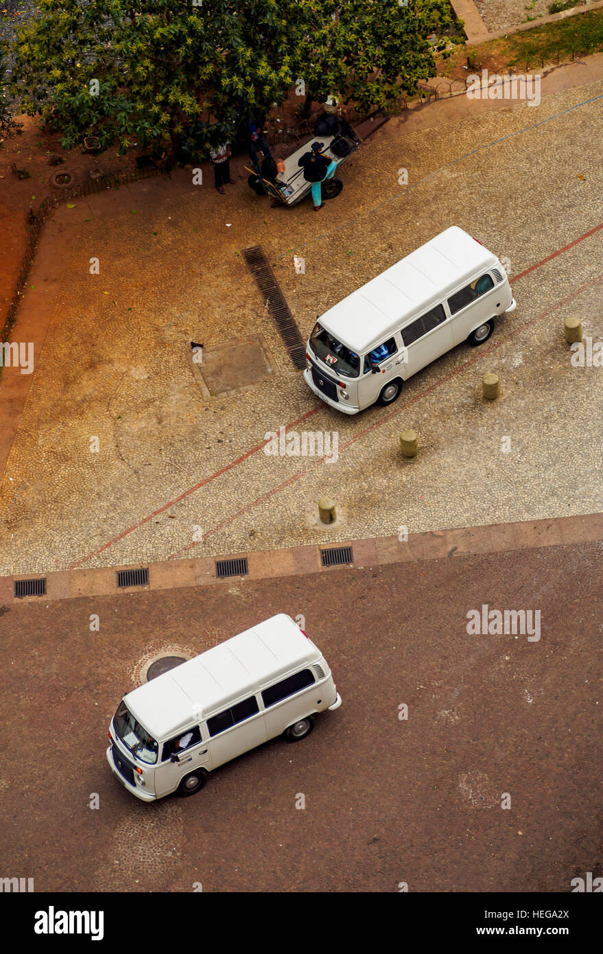 Le Brésil, l'État de Sao Paulo, ville de Sao Paulo, Blanc Volkswagen Kombi dans le centre-ville. Banque D'Images