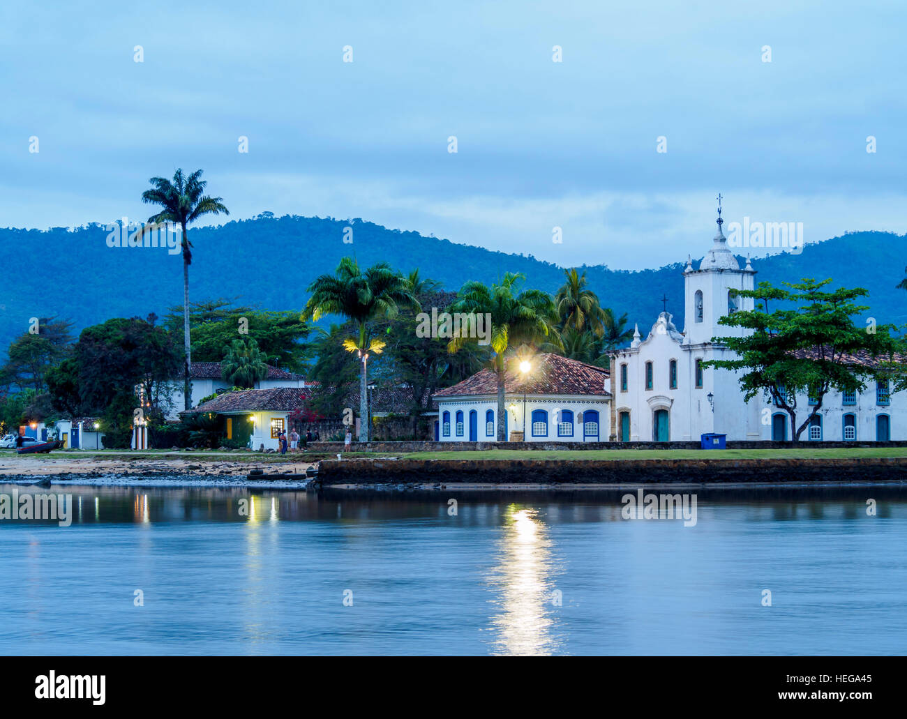 Brésil, État de Rio de Janeiro, Paraty, Crépuscule vue de l'église de Nossa Senhora das Dores. Banque D'Images