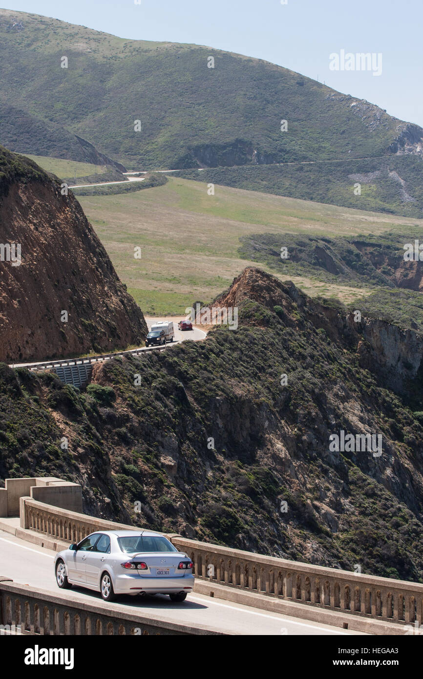 Location,voitures,sur,lent,liquidation,scenic,route,at, Bixby, pont, sur, la Route Nationale 1, la Pacific Coast Highway, PCH, Californie,USA,United States of America, Banque D'Images