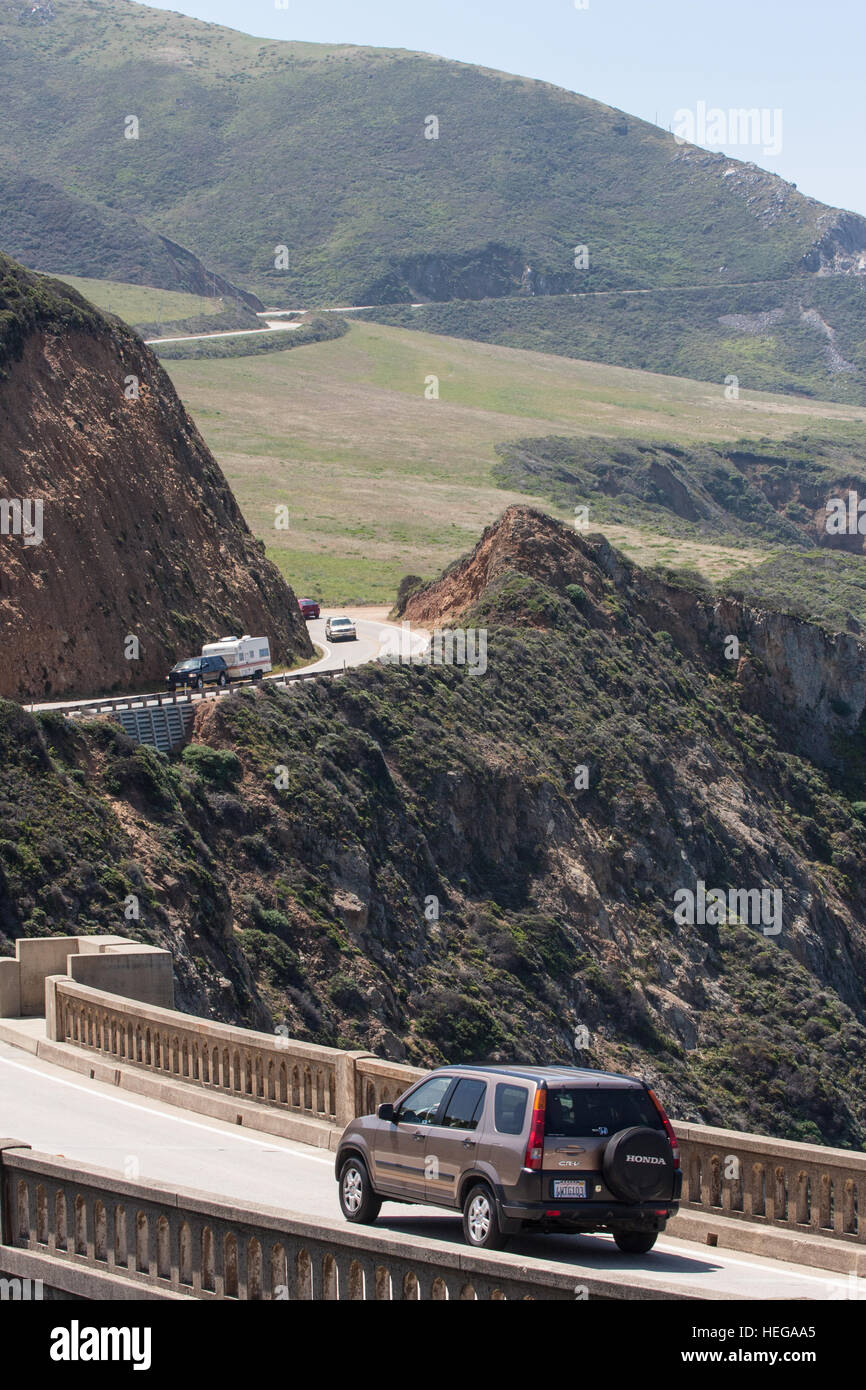 Location,voitures,sur,lent,liquidation,scenic,route,at, Bixby, pont, sur, la Route Nationale 1, la Pacific Coast Highway, PCH, Californie,USA,United States of America, Banque D'Images
