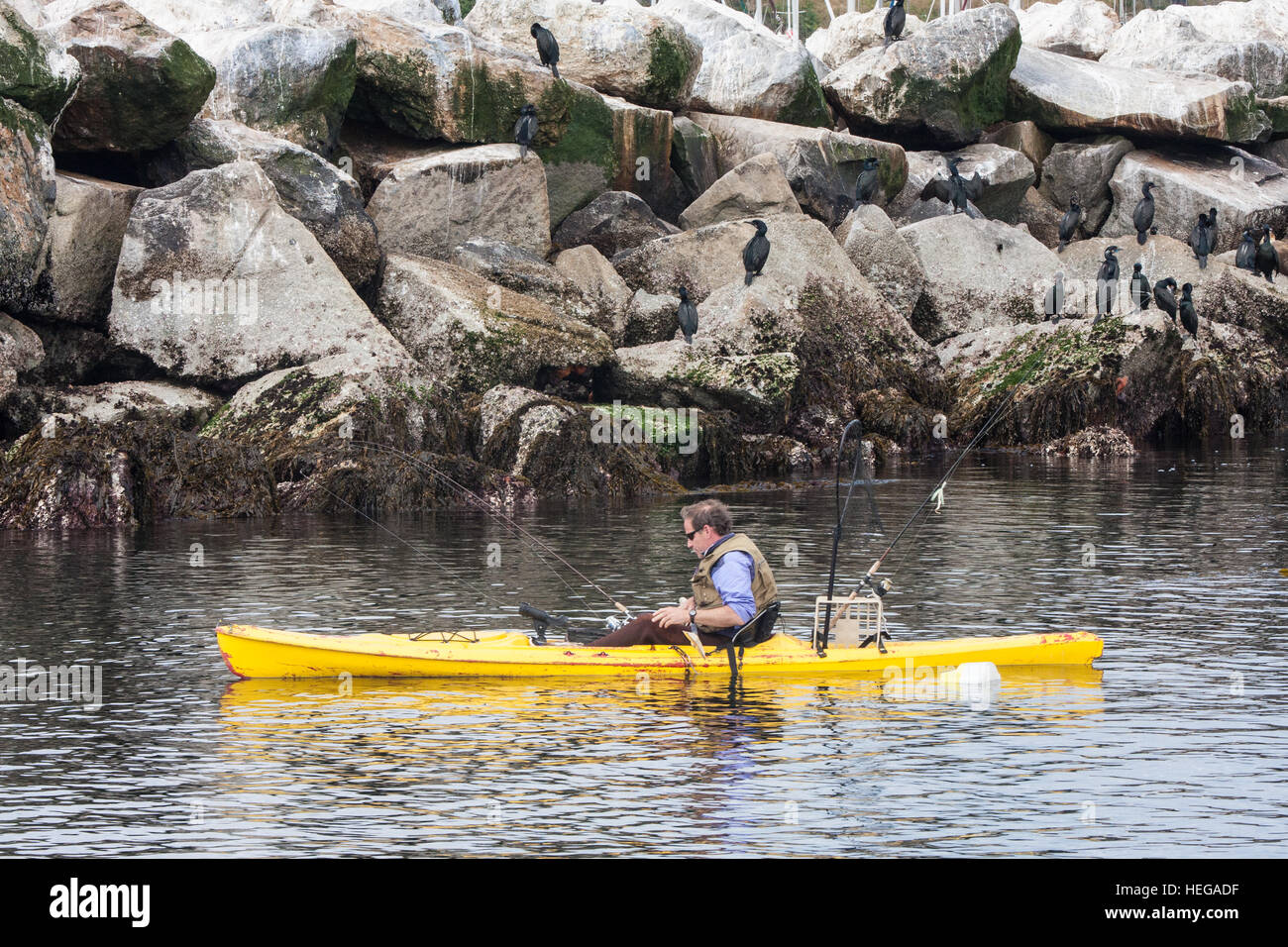 Pêche à la ligne de pêche en kayak de mer, bien équipé à Monterey, Monterey Bay, California.USA,United States of America. Banque D'Images