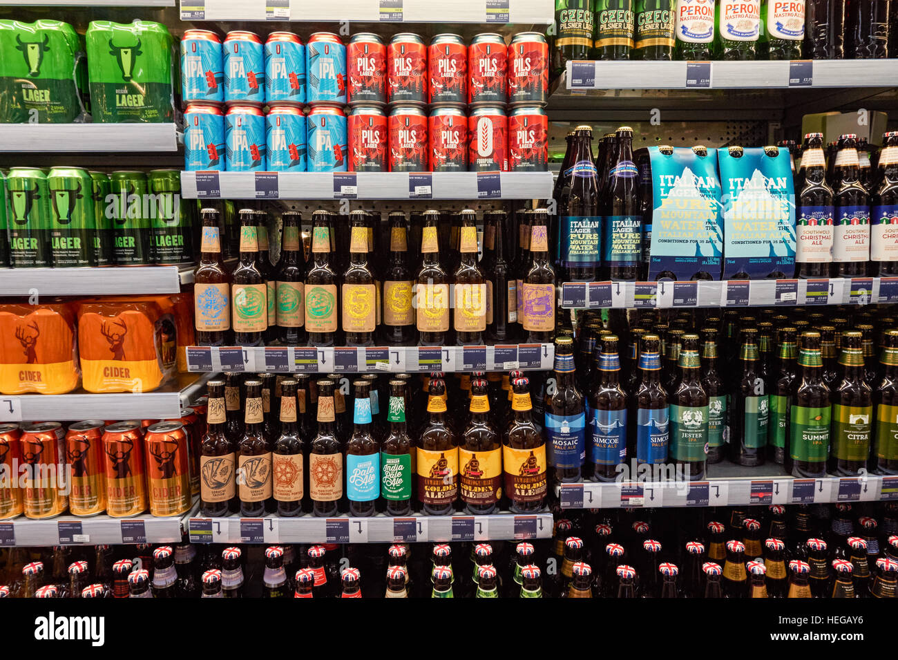 Sélection de bières en Marks & Spencer food hall, Royaume-Uni Banque D'Images