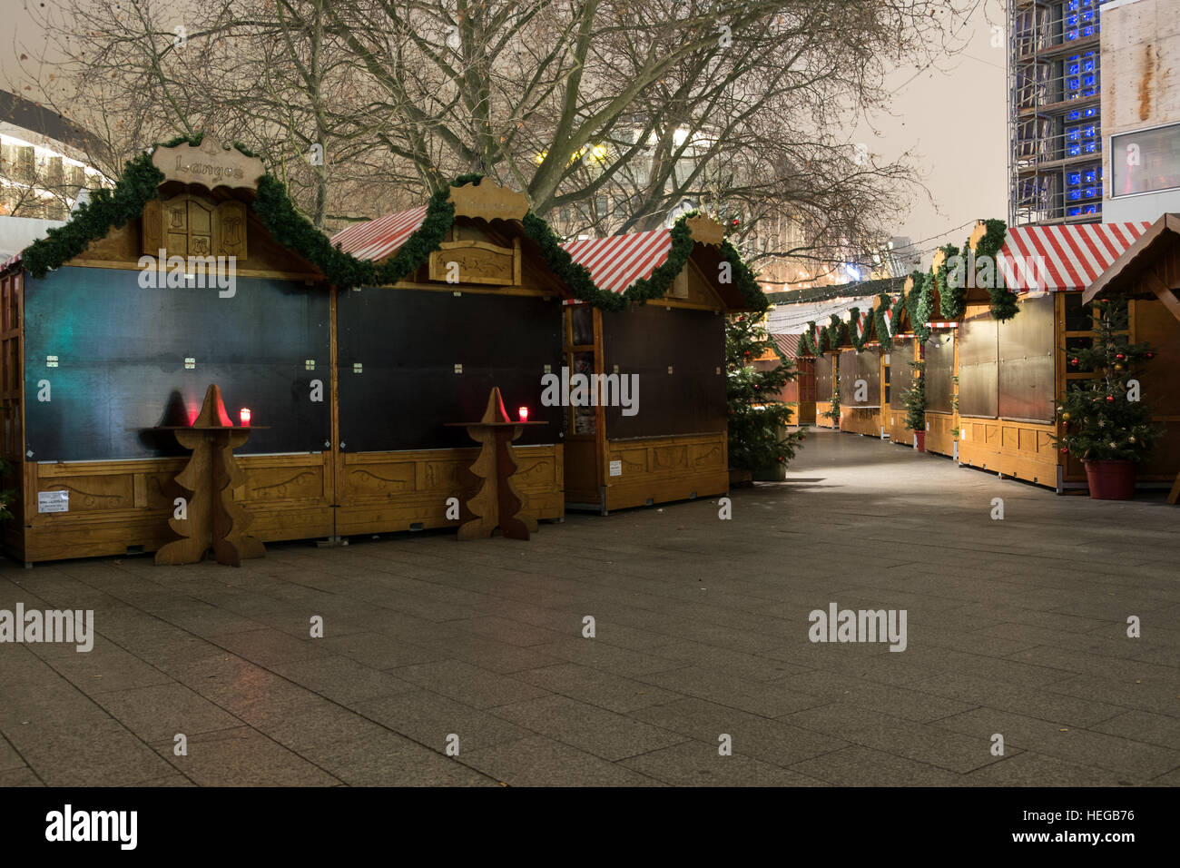 Marché fermé cale au Marché de Noël à Berlin, le jour suivant un camion conduit en foule. Banque D'Images