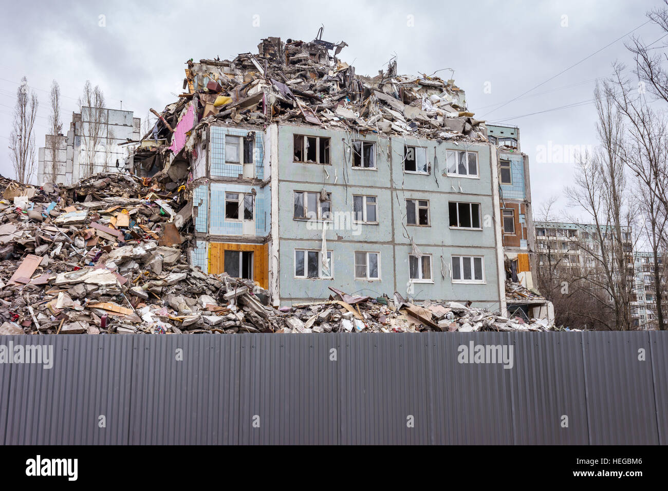 Démolition de bâtiments en milieu urbain. Maison en ruines. Banque D'Images