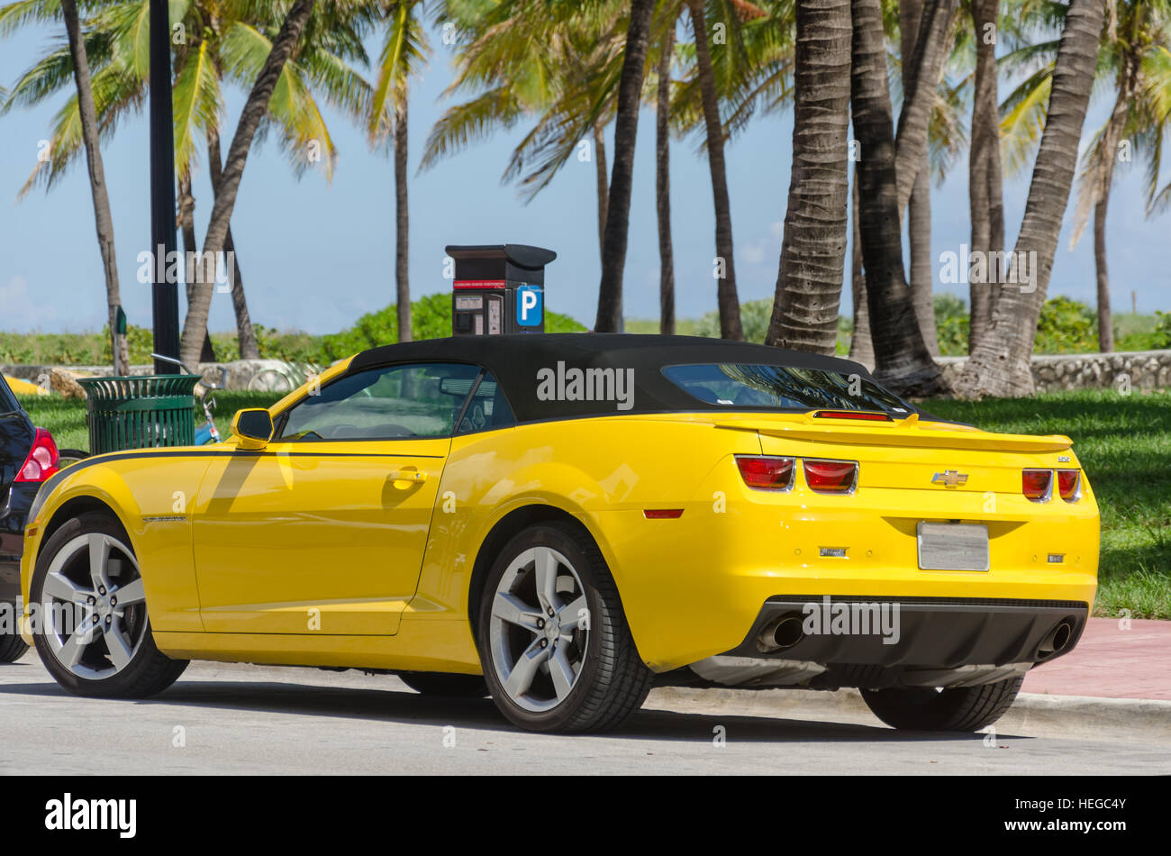 Miami, USA - 23 septembre 2012 : Chevrolet Camaro SS cabriolet en stationnement sur une rue. La Camaro de cinquième génération a été introduite en 2010. Ce converti Banque D'Images