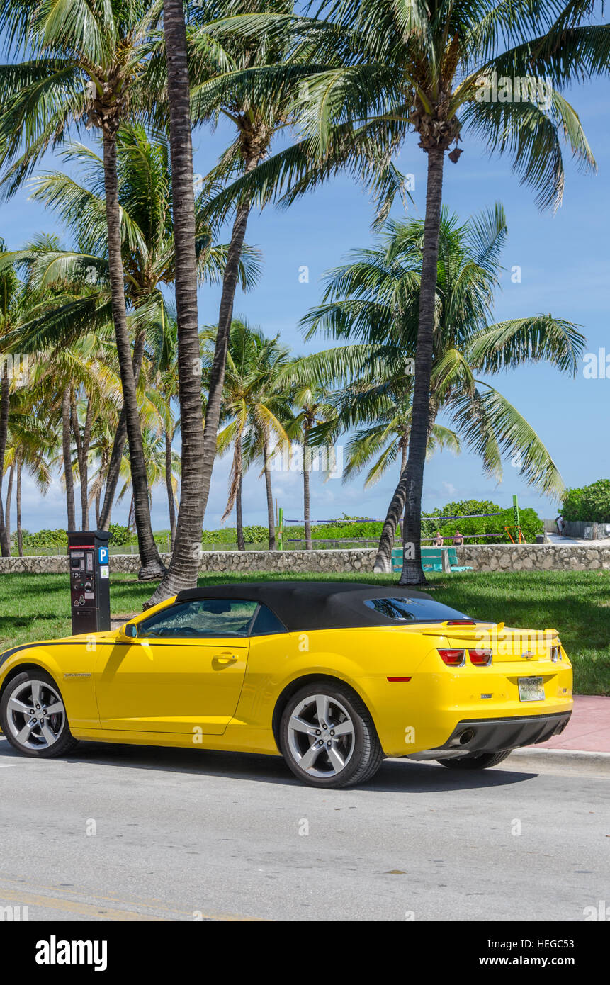 Miami, USA - 23 septembre 2012 : Chevrolet Camaro SS cabriolet en stationnement sur une rue. La Camaro de cinquième génération a été introduite en 2010. Ce converti Banque D'Images