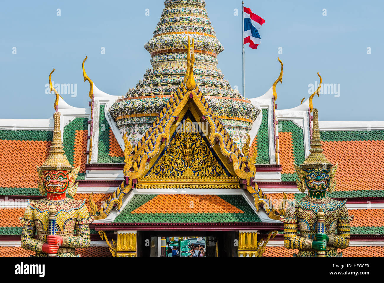 Bangkok, Thaïlande - 30 décembre 2013 : les gens de l'extérieur Koei than Sadet gate et démons yaksha géant et Atsakanmala Chakkrawat gardant l'entrée du Grand Palais à Bangkok en Thaïlande le 30 décembre 2013 Banque D'Images