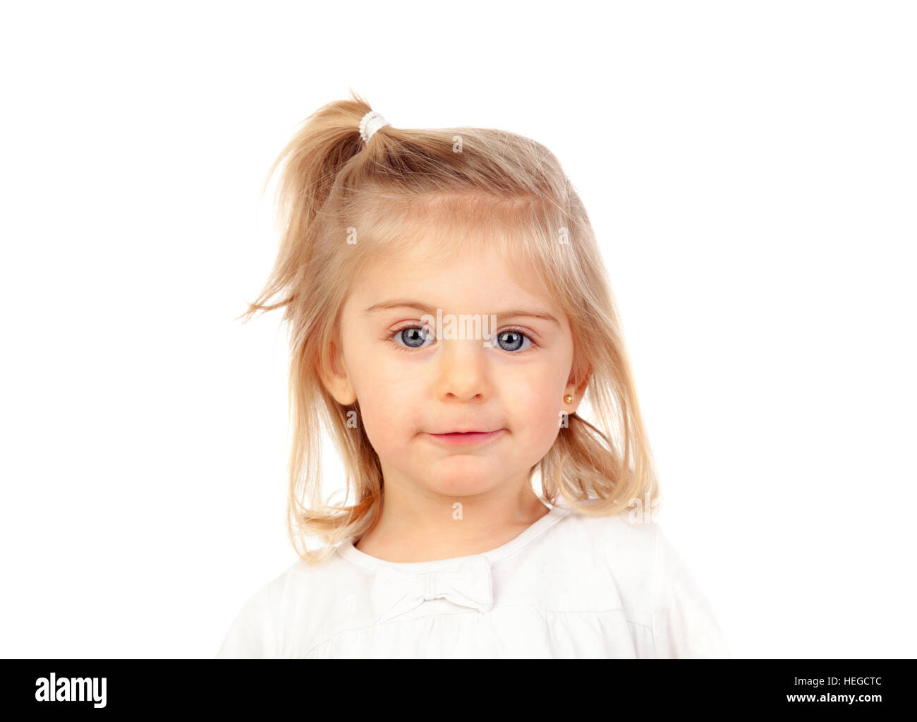 Jolie petite fille blonde aux yeux bleus isolé sur fond blanc Banque D'Images