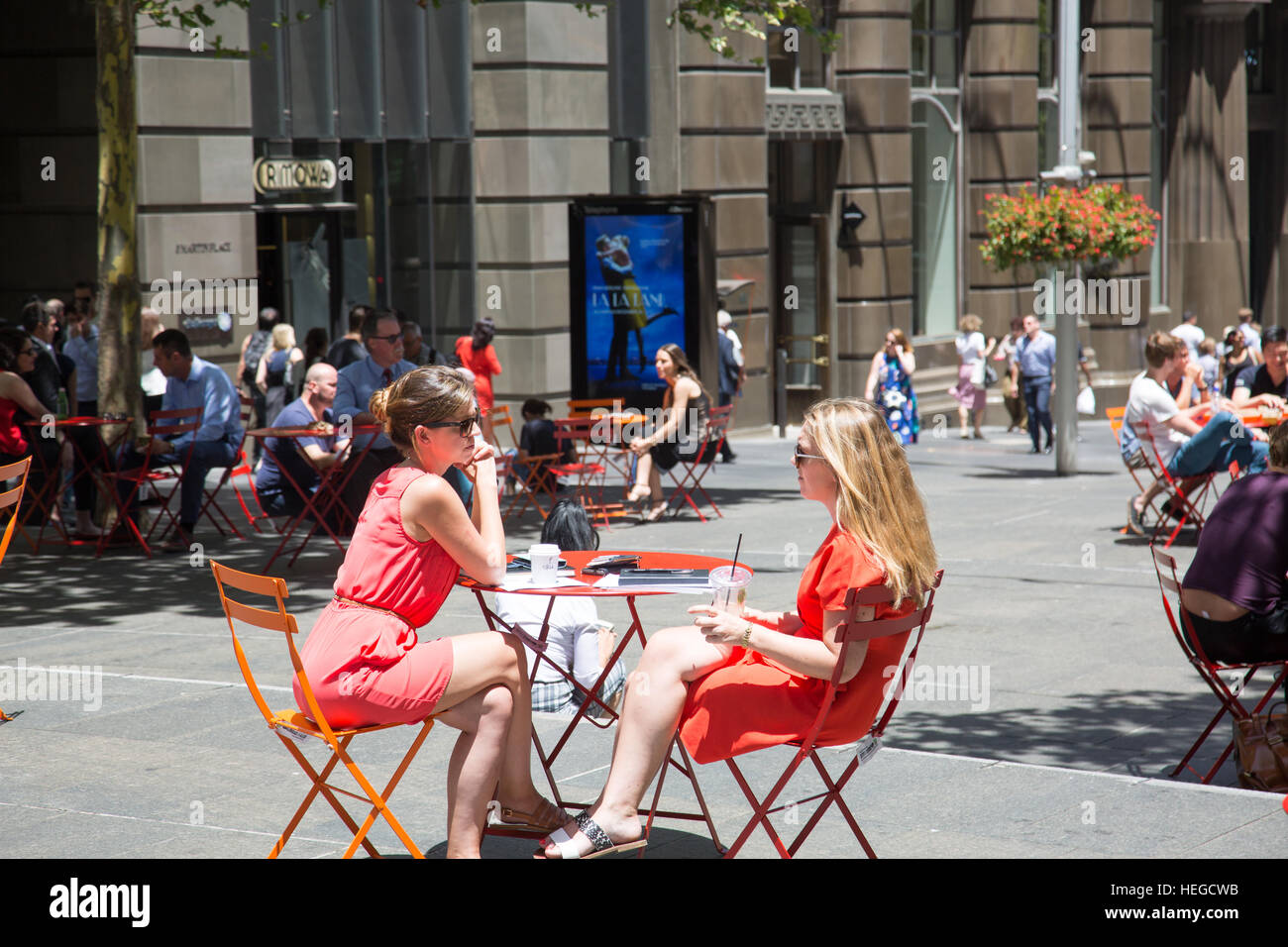 Martin Place dans le centre-ville de Sydney, deux dames et jeunes filles assis,parle en dehors de l'Australie Banque D'Images