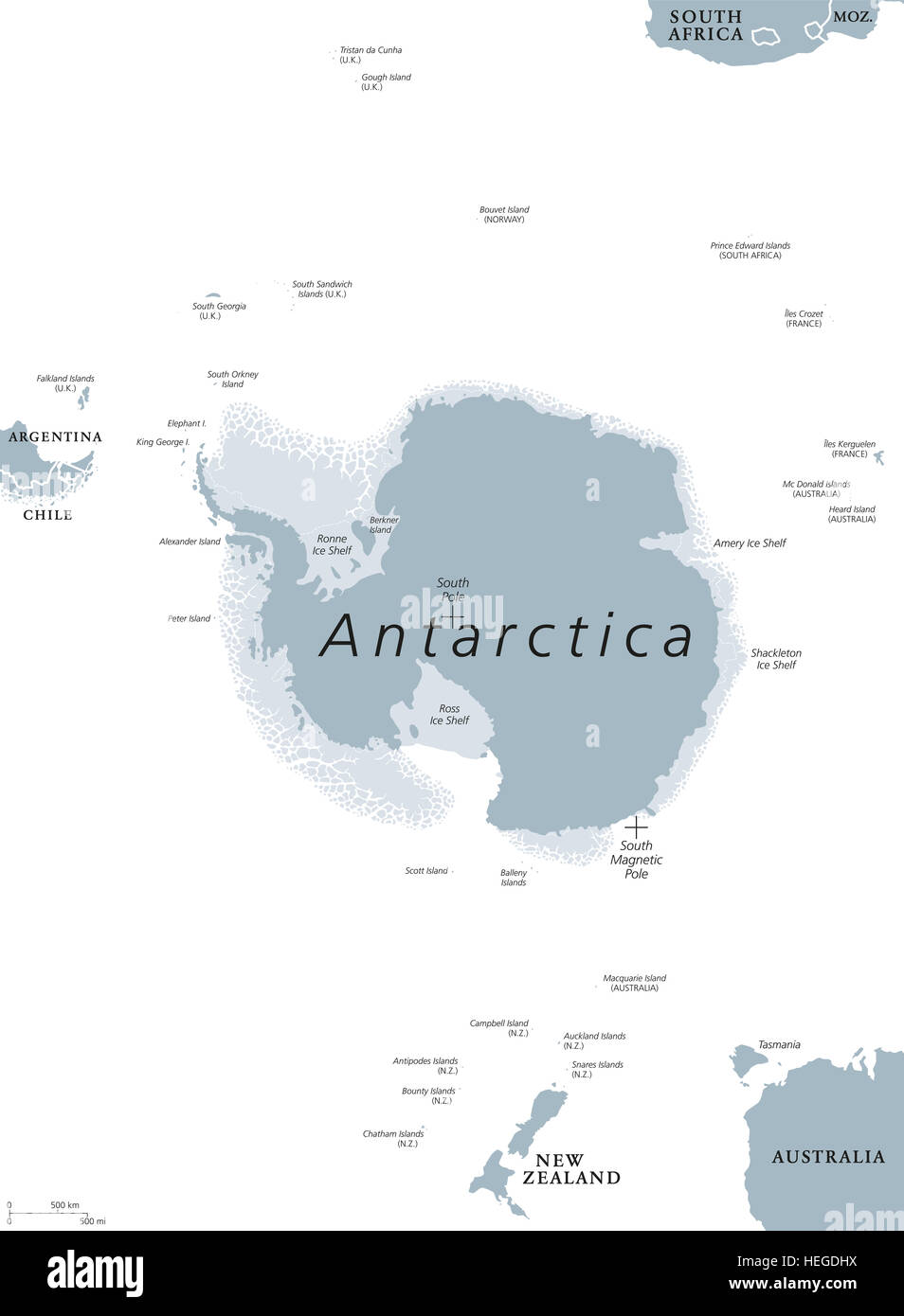 Carte politique de l'Antarctique. La région polaire antarctique autour du pôle Sud de la terre avec les îles et les plates-formes de glace. Gris illustration Banque D'Images