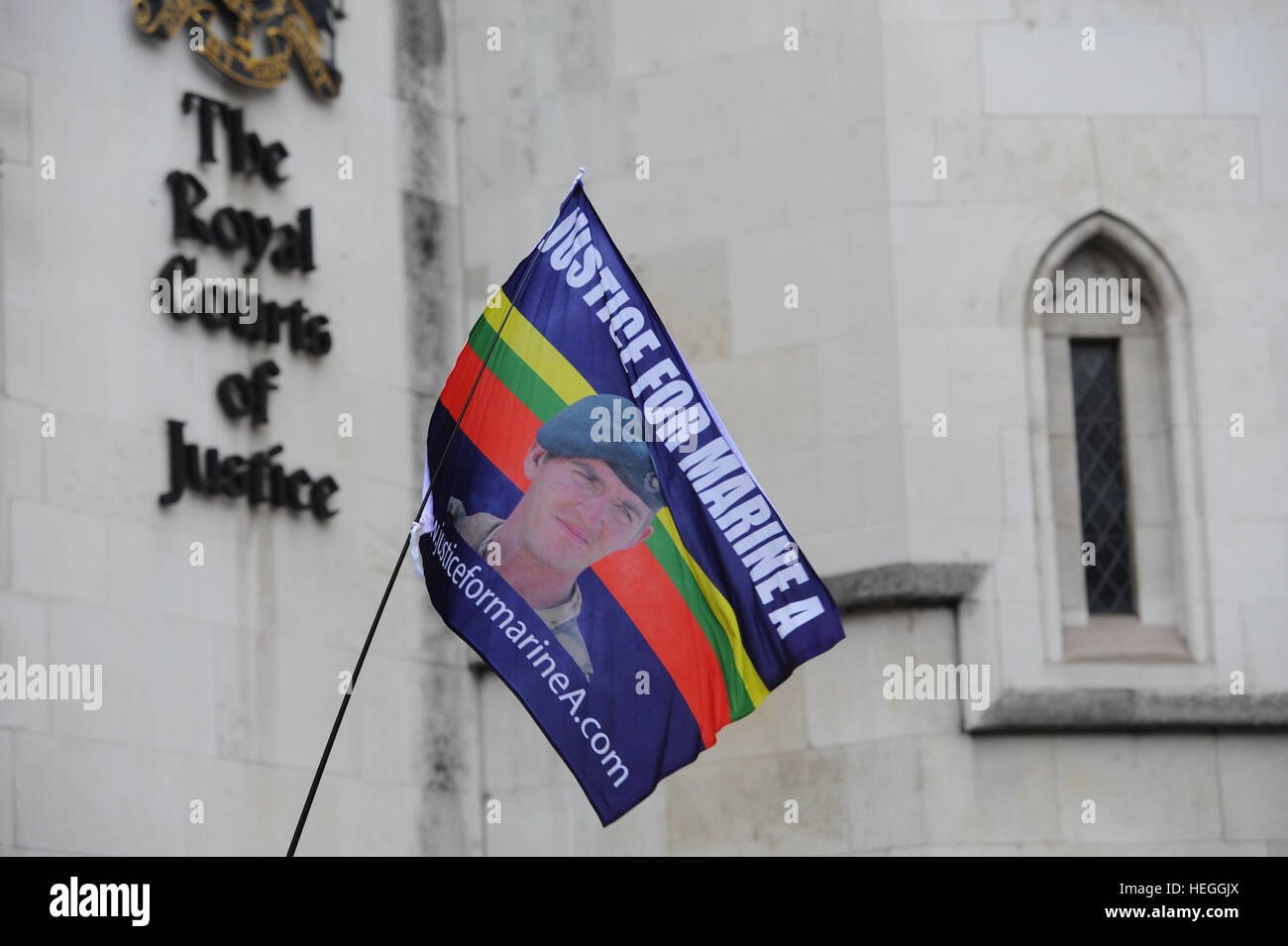 Un drapeau flotte à l'appui du Sergent Alexander Blackman en dehors de la Haute Cour de Londres, comme le Royal Marine qui est de servir la vie après avoir été reconnu coupable du meurtre d'un chasseur Afghans blessés, découvre si il est d'être libéré dans l'attente d'un nouveau défi contre sa condamnation. Banque D'Images