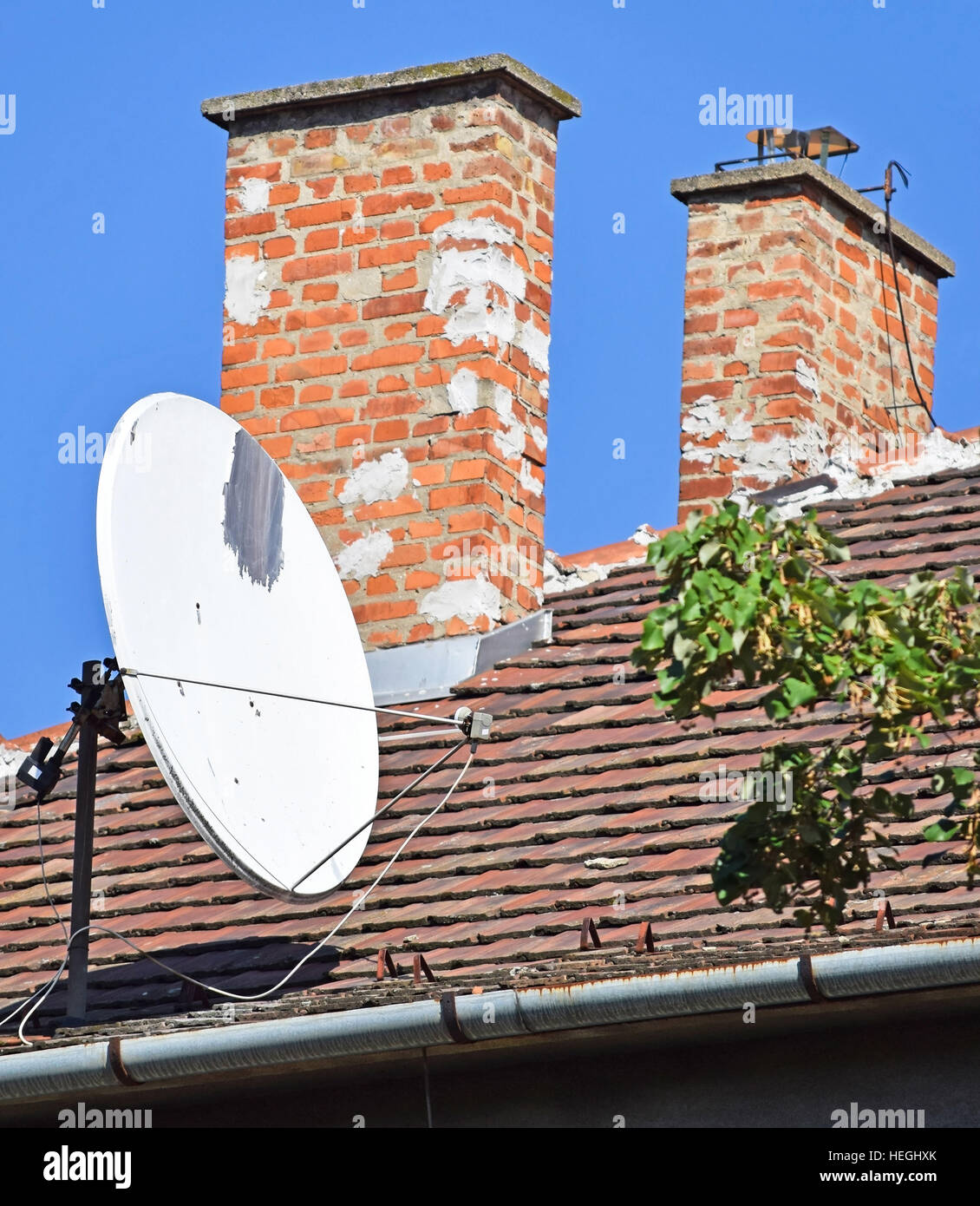 Cheminées et de l'antenne sur le toit d'un bâtiment Banque D'Images