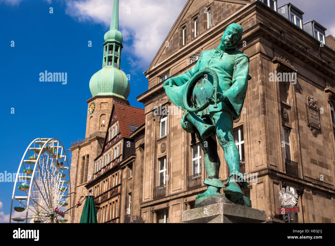 L'Allemagne, la Ruhr, Dortmund, le surpresseur fontaine au vieux marché, à l'arrière-plan une grande roue en face de l'église Reinoldi. Banque D'Images