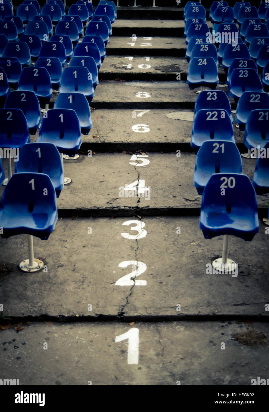 L'auditorium vide avec des chaises en plastique numérotés bleu Banque D'Images