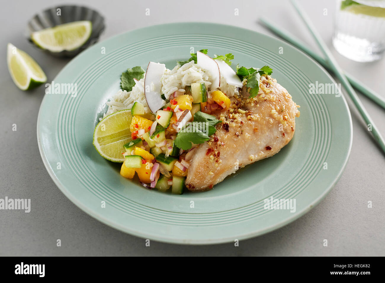 Salsa à la mangue riz basmati longue pluie coriandre noix de coco tranches de piment de citron vert Banque D'Images