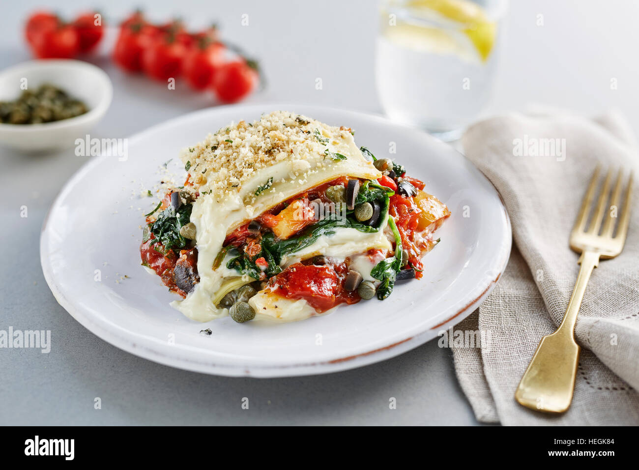 lasagnes végétariens légumes rôtis poivrons tomates épinards pecorino fromages câpres Banque D'Images