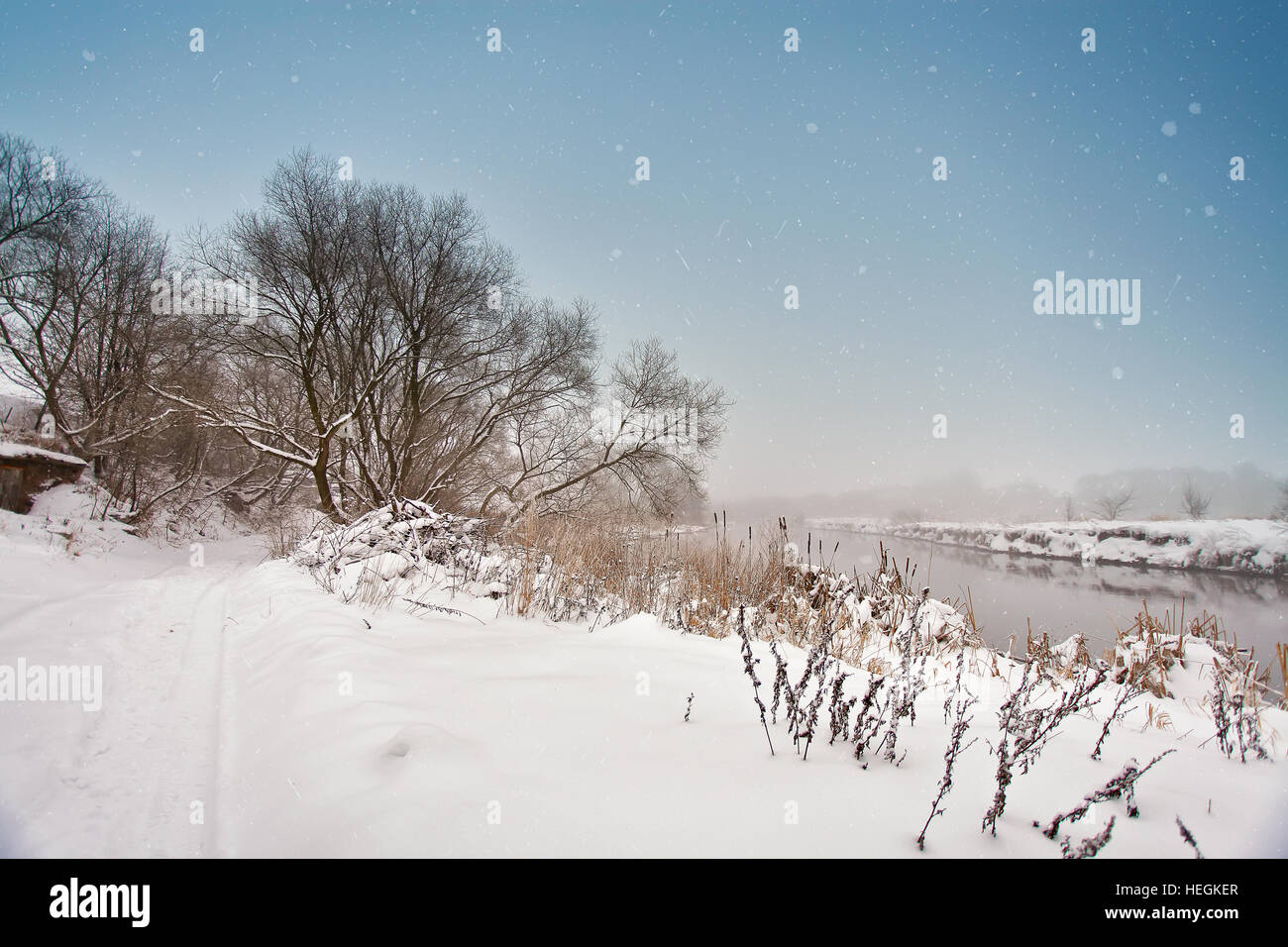 Misty River d'hiver. La neige et le gel. Route enneigée. Couvert de neige. Janvier froid nuageux jour. Banque D'Images