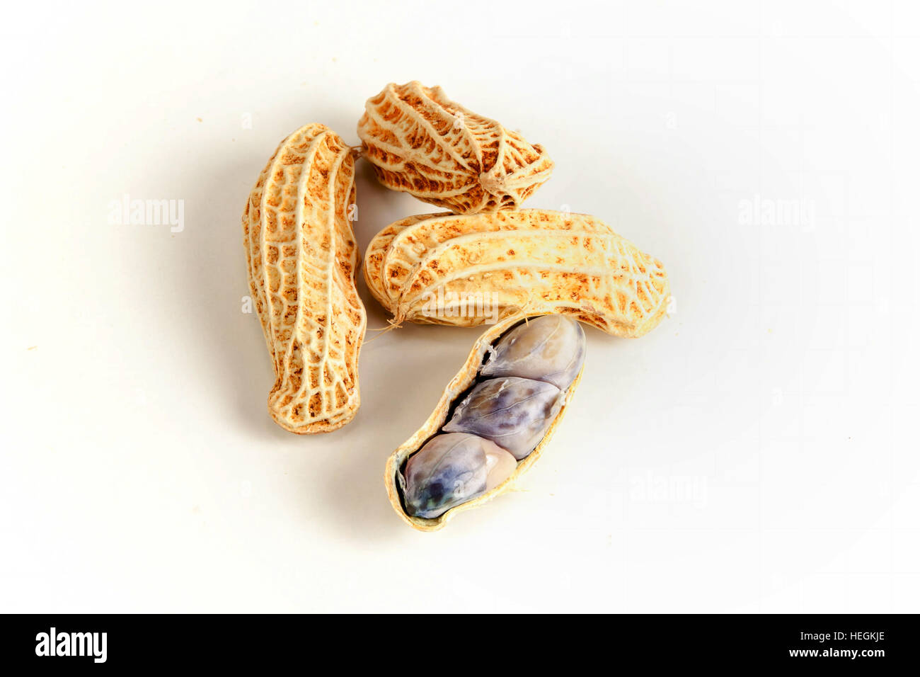 Arachides bouillies sur fond blanc Banque D'Images