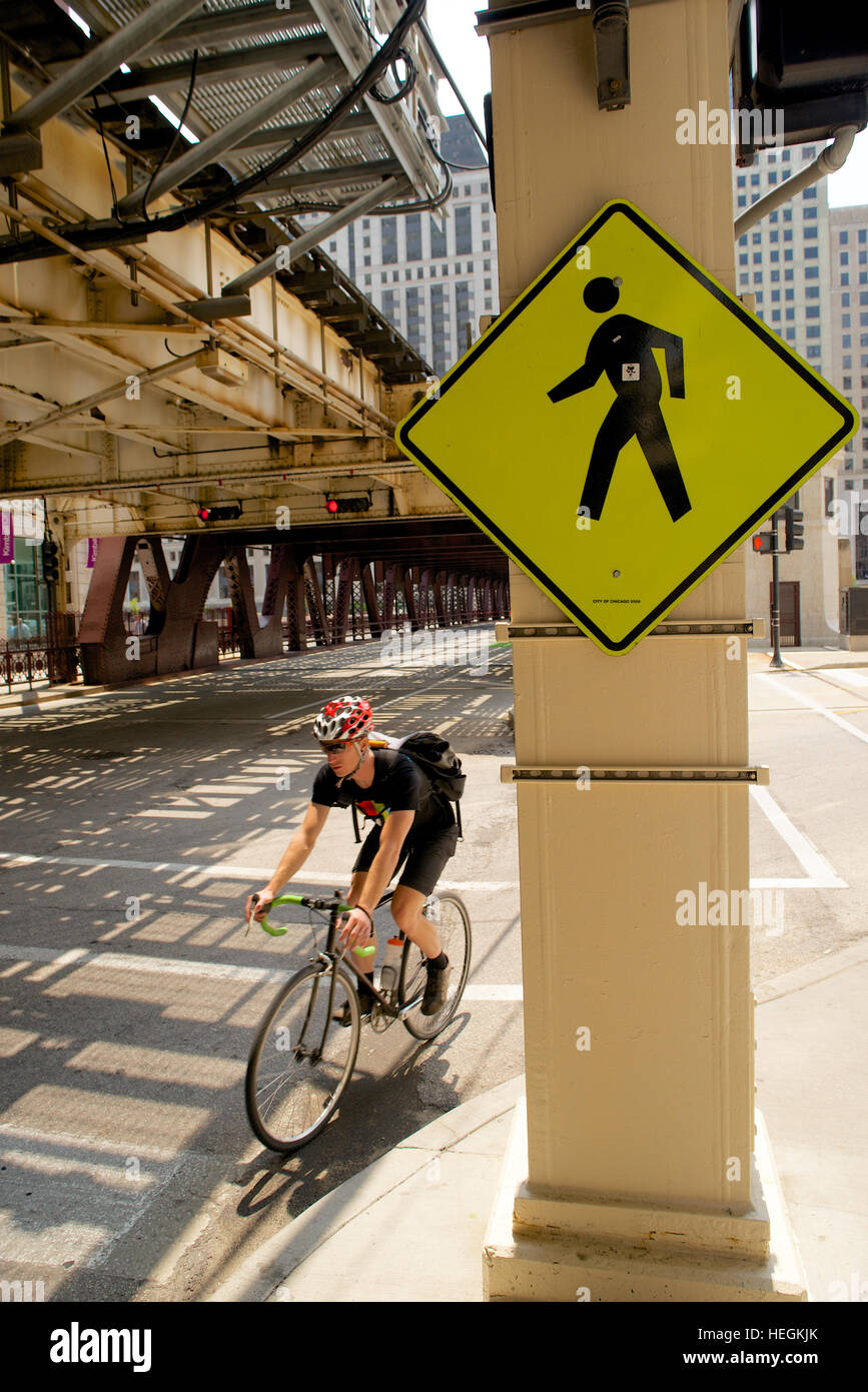 Cycliste sur Wells Street dans le cadre du Chicago 'L', Chicago, comté de Cook, Illinois, USA. Banque D'Images