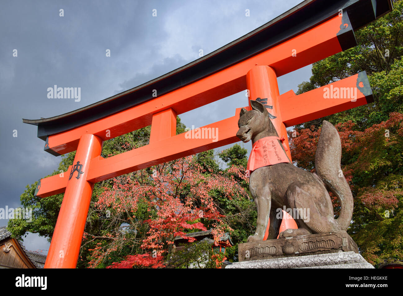 Fox en pierre à l'entrée de sanctuaire Fushimi Inari, Kyoto, Japon Banque D'Images