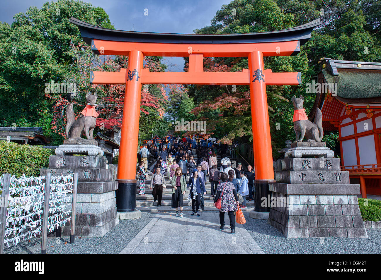 Les renards de pierre à la porte d'entrée au Sanctuaire Fushimi Inari, Kyoto, Japon Banque D'Images