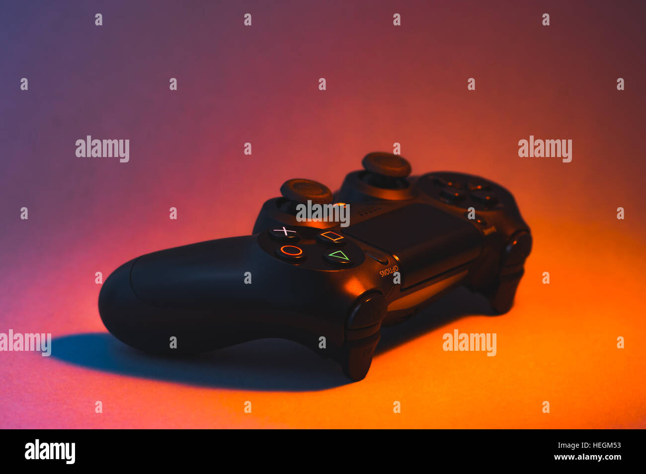 Contrôleur de jeu Playstation 4 noir éclairé avec un éclairage de couleur dynamique. Banque D'Images