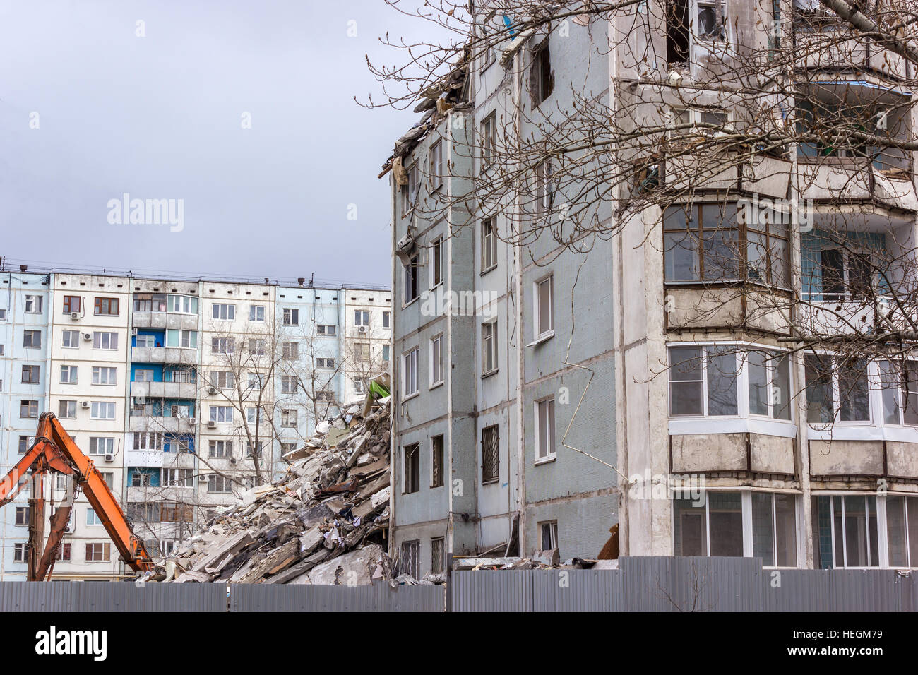 Démolition de bâtiments en milieu urbain. Maison en ruines. Banque D'Images