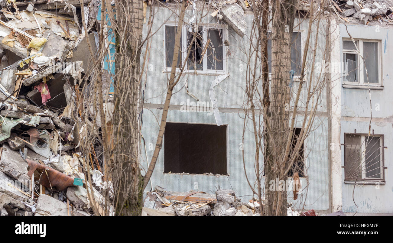 Démolition de bâtiments en milieu urbain. Maison en ruines. Banque D'Images