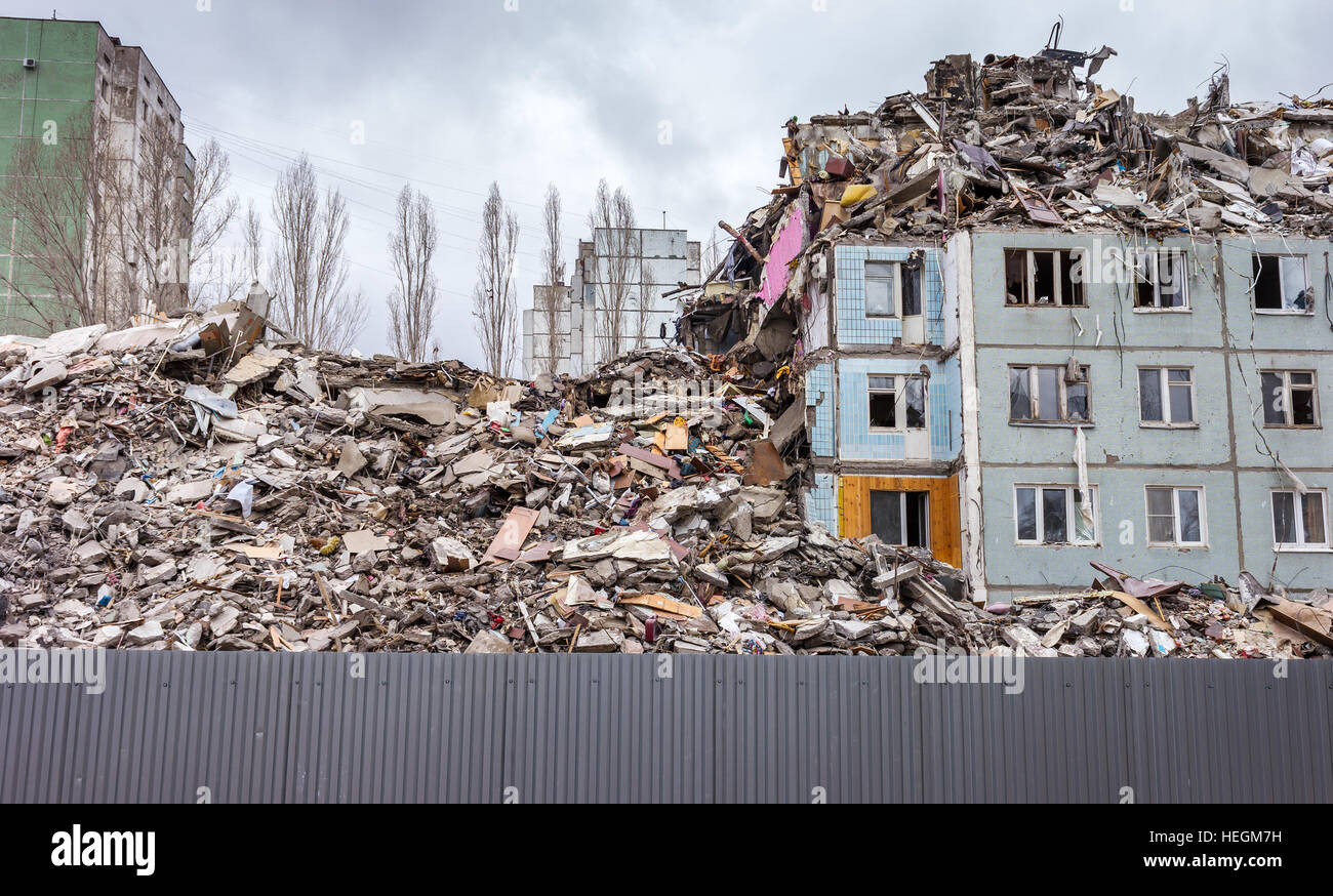 Démolition de bâtiments en milieu urbain. Maison en ruines. Banque D'Images